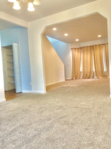 Building Photo - 312 G St NE