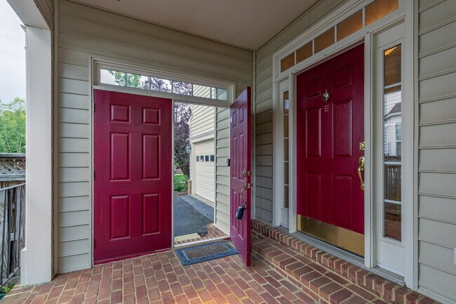 Building Photo - Spacious, Light-Filled Home in the Desirable Broadlands