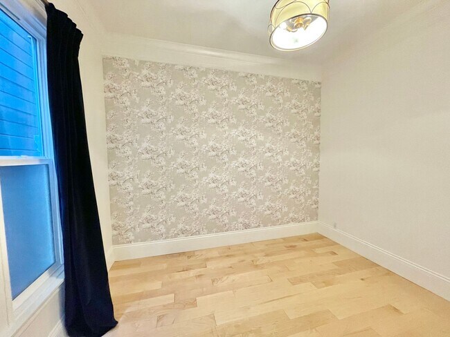 Building Photo - Super Charming NOPA Condo! Parking! Laundr...