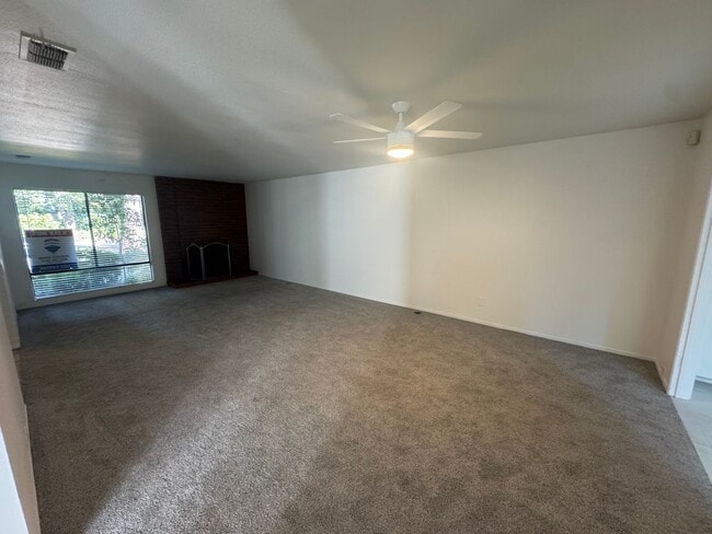 Building Photo - BEAUTIFUL 2 STORY CONDO IN THE CAMPUS COMMONS AREA!