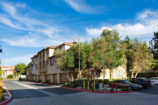 Building Photo - Beautiful Townhome in the heart of East Lake!