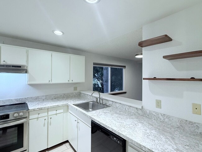 Building Photo - Lovely 2-Bedroom End Unit Condo in Cedarwo...