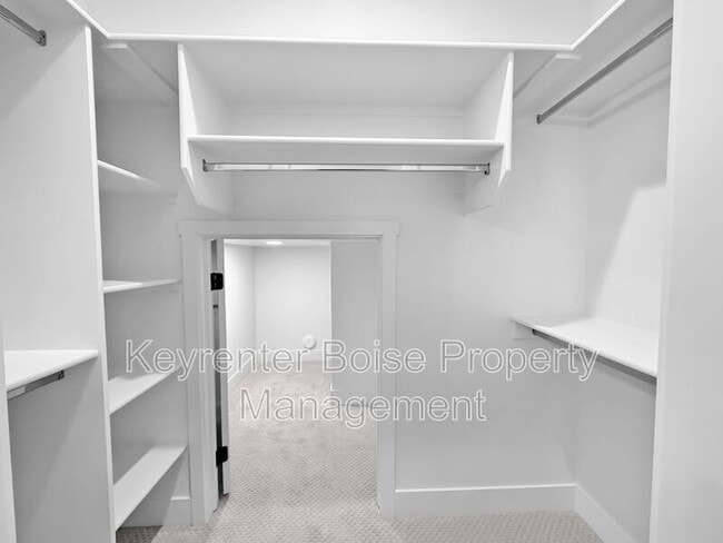 Building Photo - 618 E Krall St