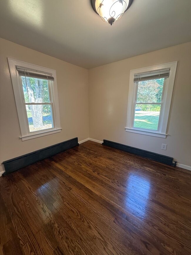 Building Photo - 3 Bedroom House With Large Yard and 2 Bath...