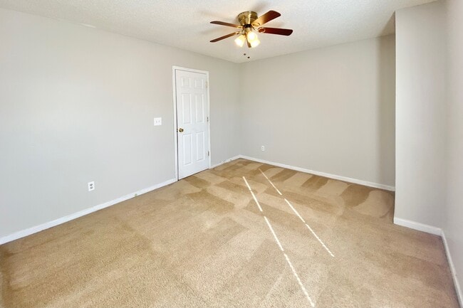 Building Photo - 425 Ridgehill Dr