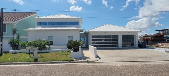 Building Photo - 702 E Adams St