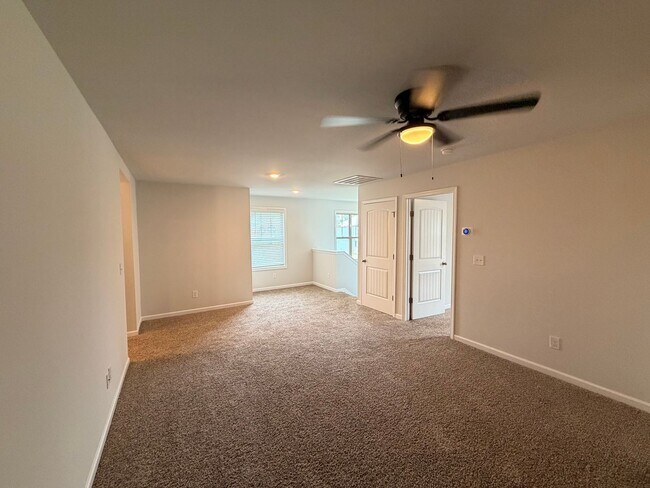 Building Photo - 1/2 Off First Month's Rent! Gorgeous 4 BR 2.5 Bath in Westlawn! Minutes from Veterans Parkway, Sh...