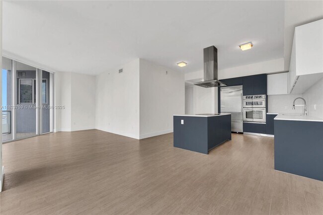 Building Photo - 1300 Brickell Bay Dr