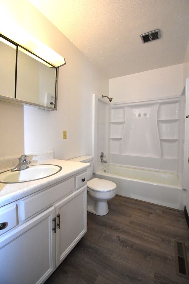 Building Photo - Spacious and charming! Conveniently located top floor 2 bedroom apartment.