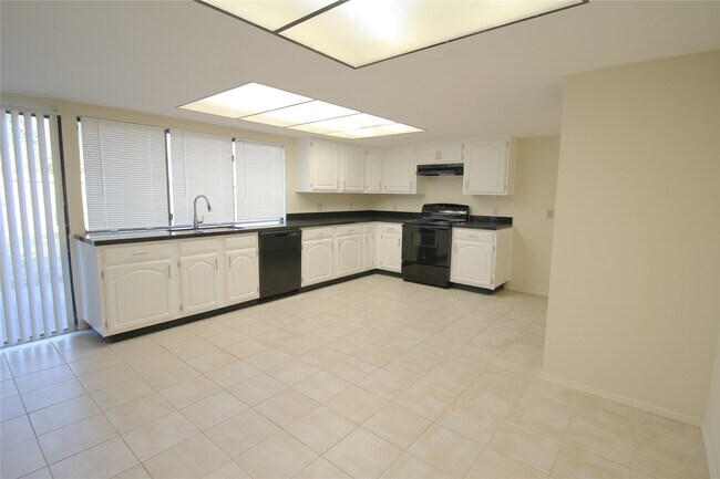 Building Photo - 5327 Karenbeth Dr