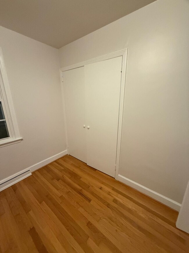 Building Photo - 2110 Villa Dr