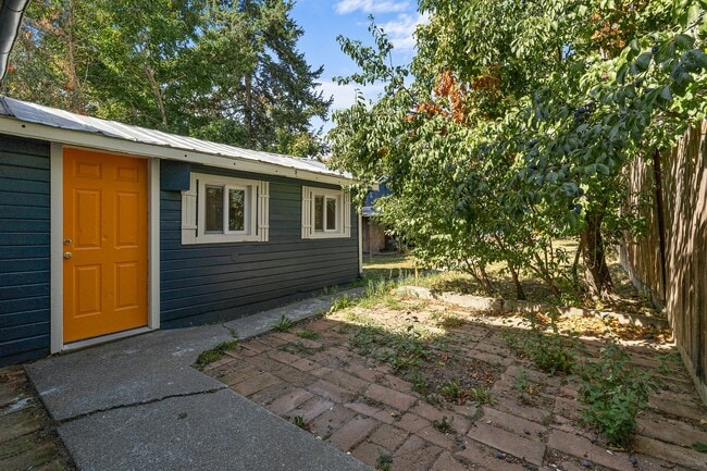 Building Photo - Inviting 3 Bed, 1 Bath Home in Roslyn, Whe...