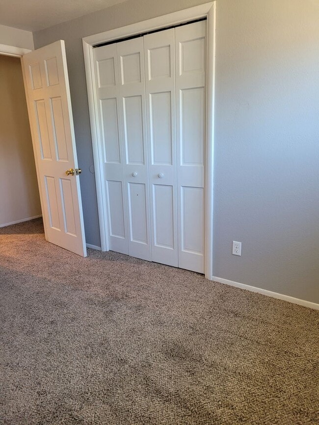 Building Photo - Nice 3 bedroom 1 & 1/2 bathroom home