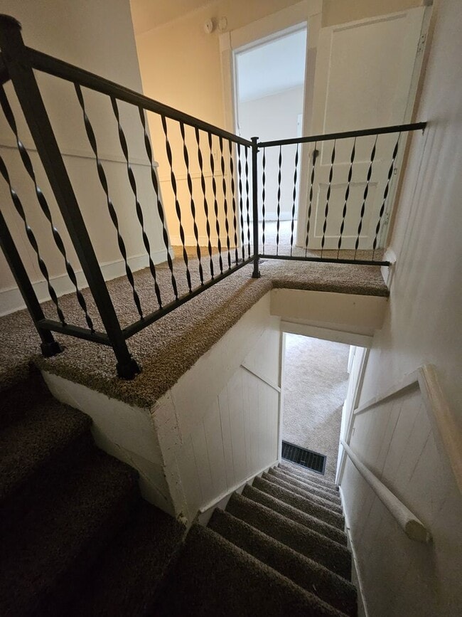 Building Photo - 4 bedroom townhouse style unit on west side