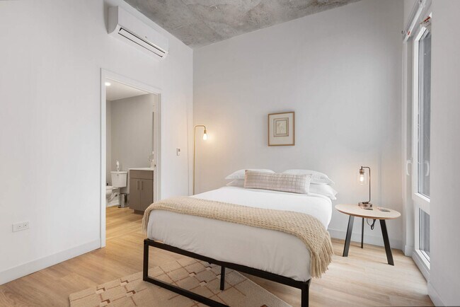 Building Photo - 853 W Blackhawk St