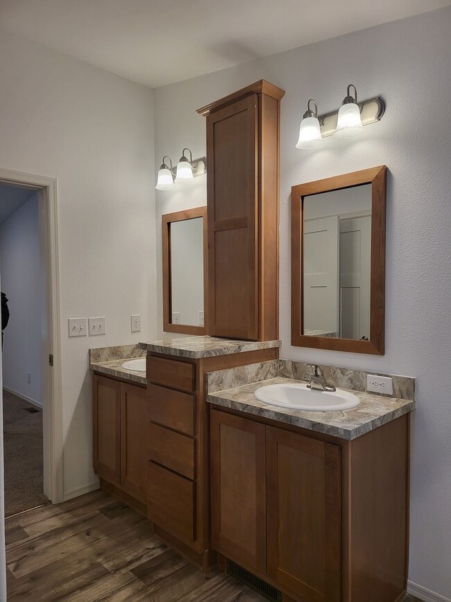 Building Photo - Beautiful 3 Bed 2 Bath House!
