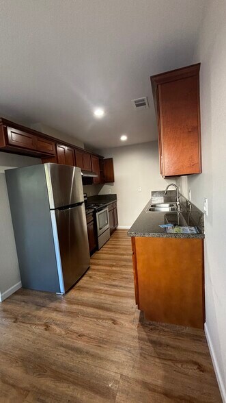 Building Photo - 1352 Drake Dr