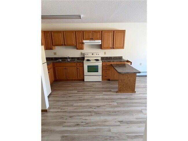 Building Photo - 609 Main St S