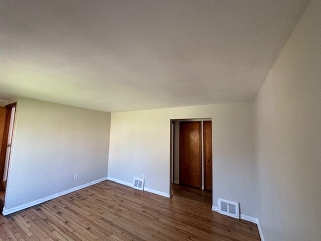 Building Photo - Charming 3 Bedroom 1 Bath Home on Eastside Of Lorain