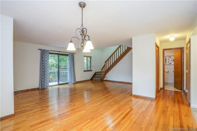 Building Photo - 9 Red Stone Way