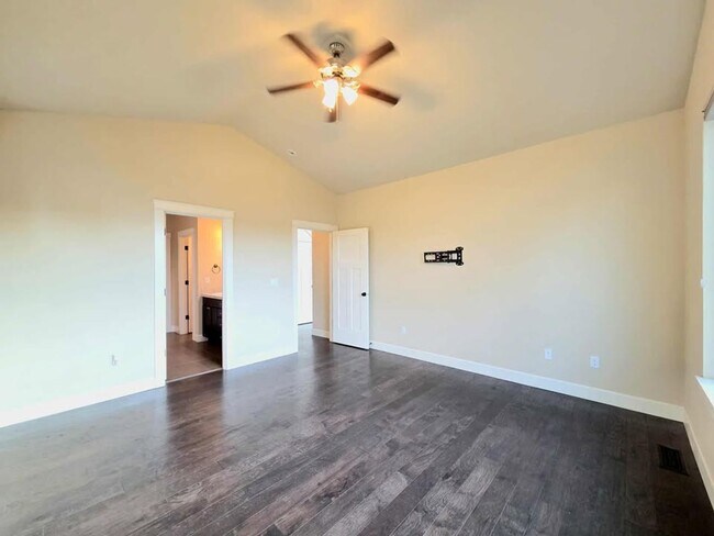 Building Photo - Large 3 bedroom, 3 bath newer build in sought after East Wenatchee neighborhood!