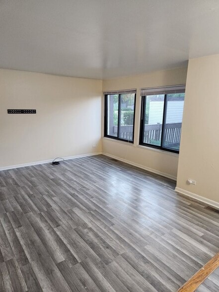 Building Photo - 451 Doral Terrace