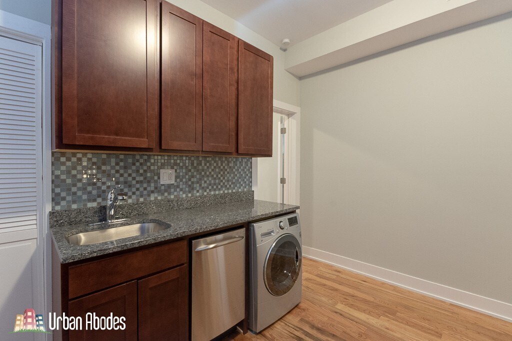 Building Photo - 644 W Oakdale Ave