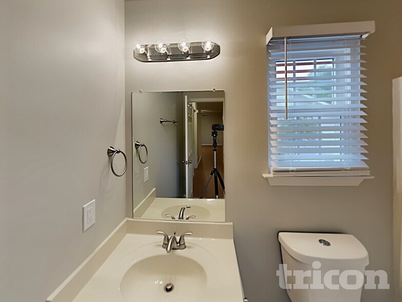 Building Photo - 712 Paige Ct