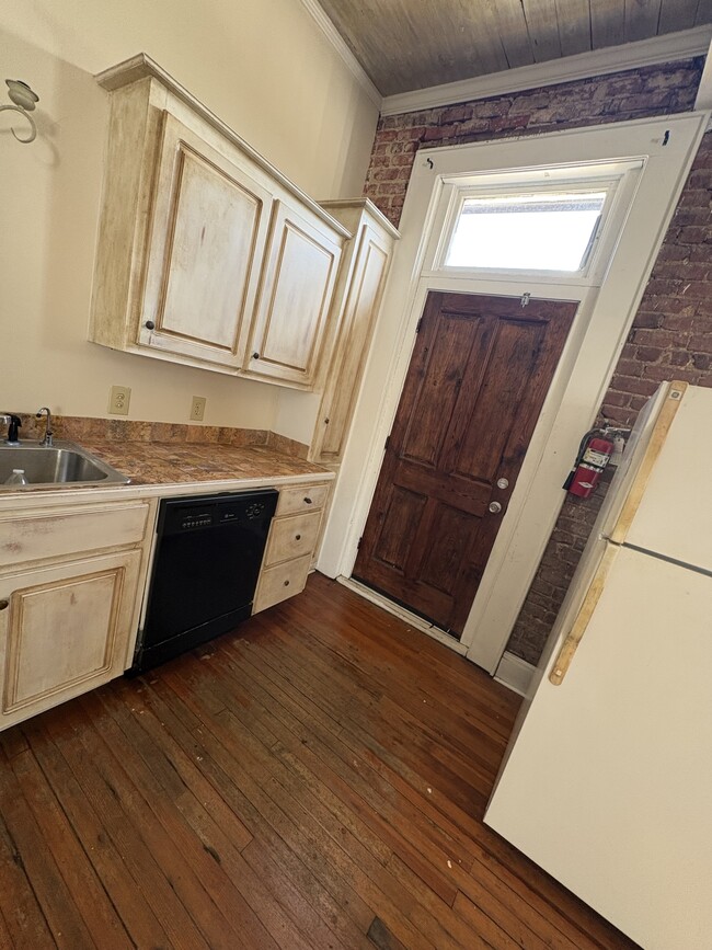 Building Photo - 131 Gallatin St