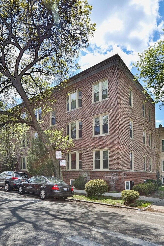 Building Photo - Sunny Large 1 Bedroom with Separate Living and Dining Rooms. Outdoor Space. Free Internet