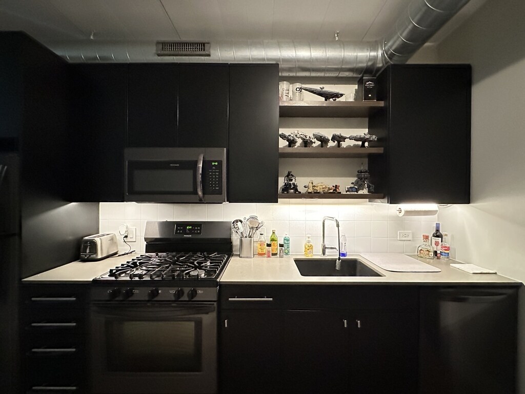 Building Photo - 941 W Belmont Ave