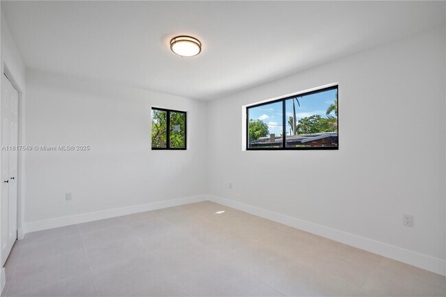 Building Photo - 490 NE 141st St