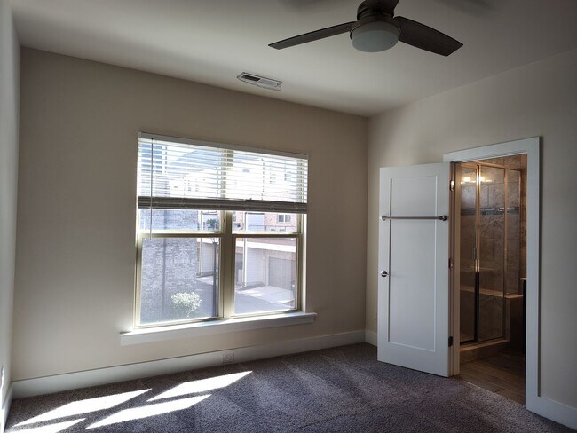 Building Photo - Modern End-Unit Townhome located in the Ce...