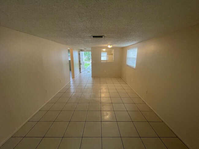 Building Photo - 2/1 Apartment in New Port Richey