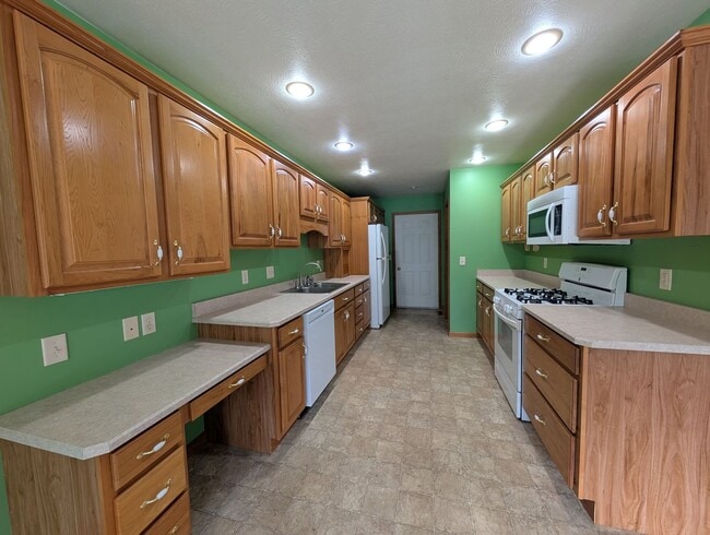 Building Photo - 63660 Hidden Ridge Ct
