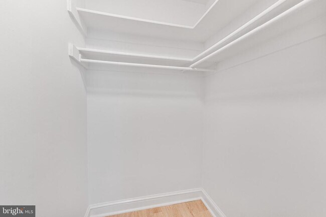 Building Photo - 1732 W Abingdon Dr