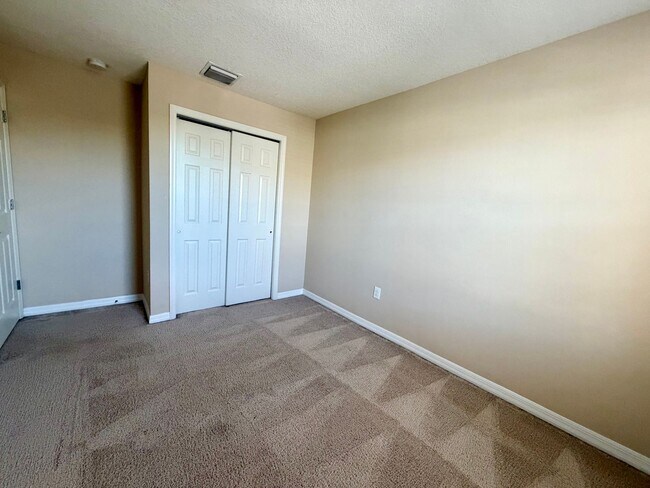 Building Photo - 3 BEDROOM 2.5 BATHROOM 1 CAR GARAGE IN PINE RIDGE AT OAK CREEK !!!