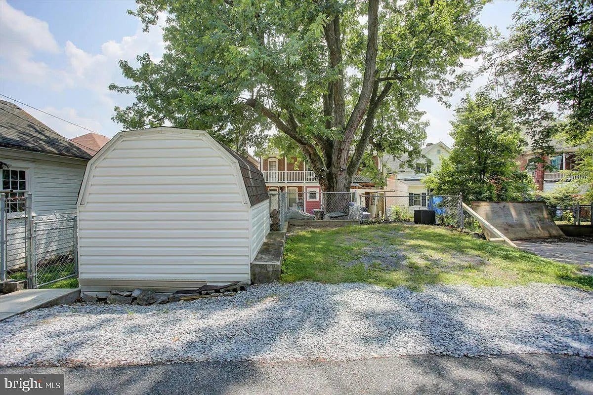 Building Photo - 823 Mulberry Ave