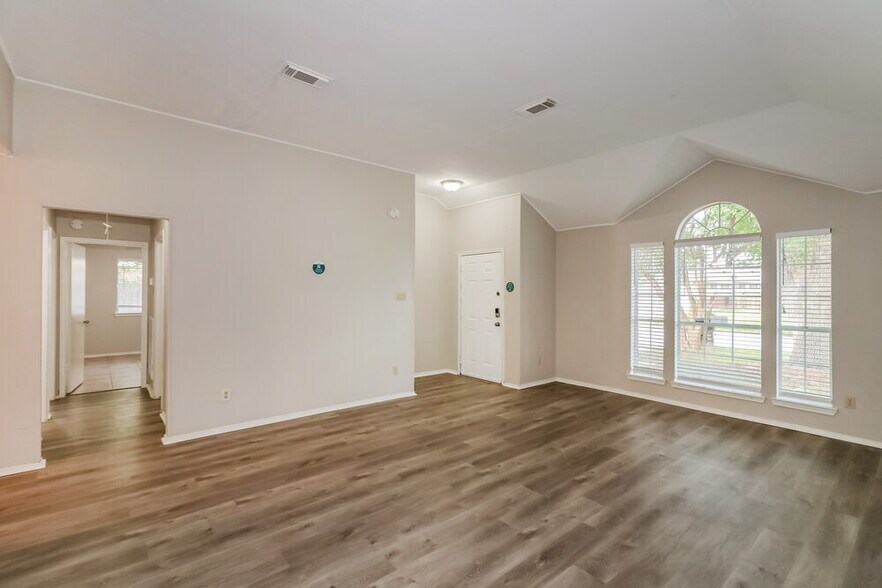 Building Photo - 1034 Canterbury Dr