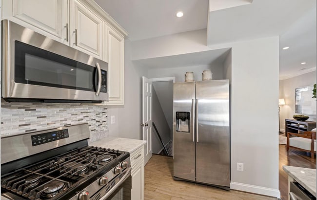 Building Photo - 4 bed 3.5 bath. Parking! Pets Welcome!