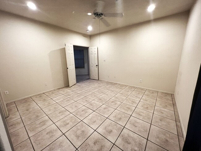 Building Photo - Beautiful 3 Bed 2 Bathroom home with Large Backyard