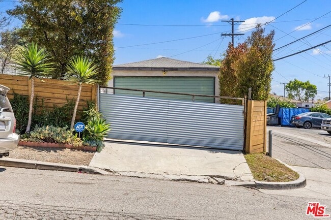 Building Photo - 2320 Belleglade Ave