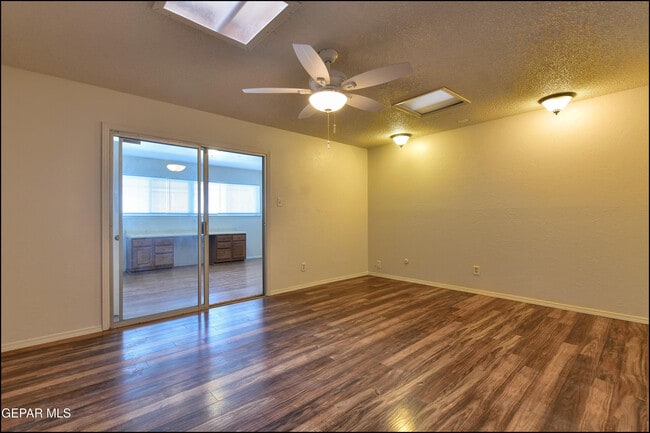 Building Photo - 3433 Clearview Ln