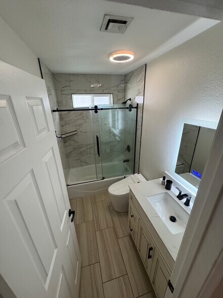 Building Photo - 1921 Park Terrace Bay