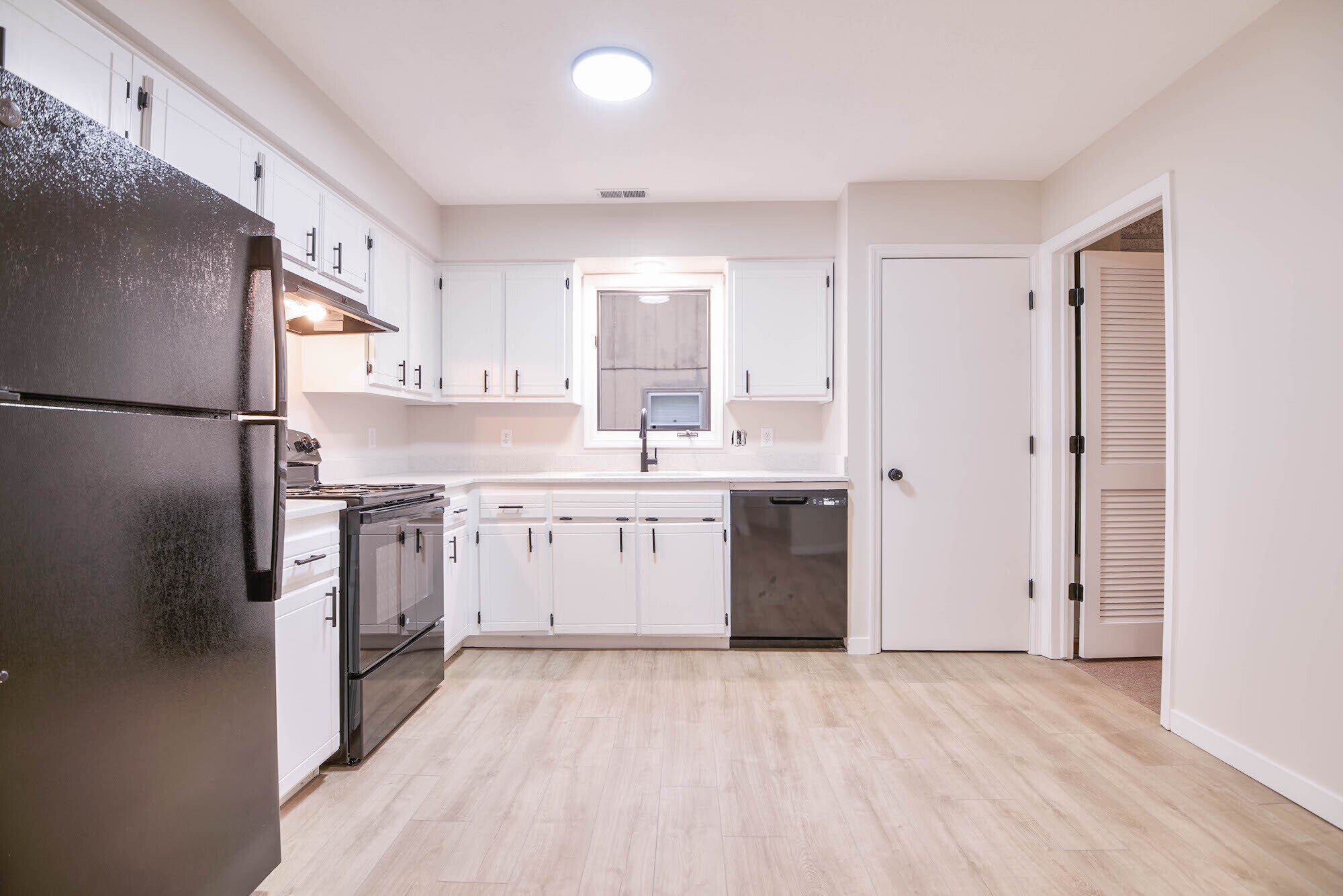 Kitchen - 4934 Robin Dr