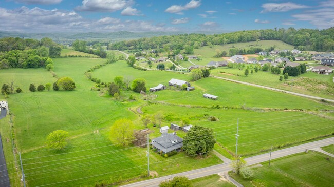 Building Photo - 4 Br/ 1 bath Farmhouse