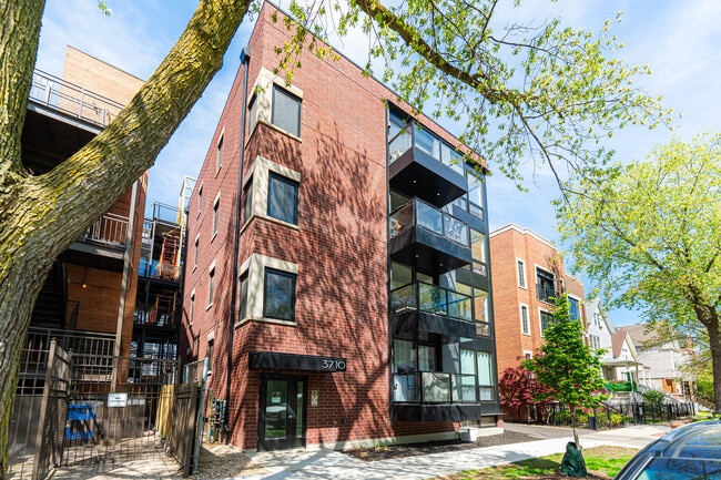 Primary Photo - 3710 N Kenmore Ave