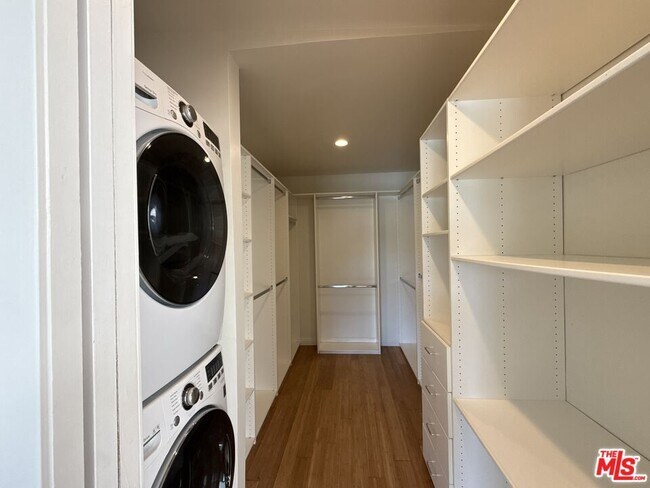 Building Photo - 2243 Silver Ridge Ave