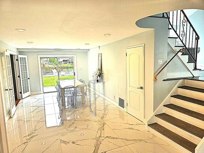 Building Photo - 640 Derby Ave