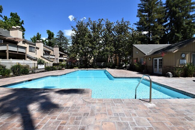 Building Photo - 508 Woodside Oaks